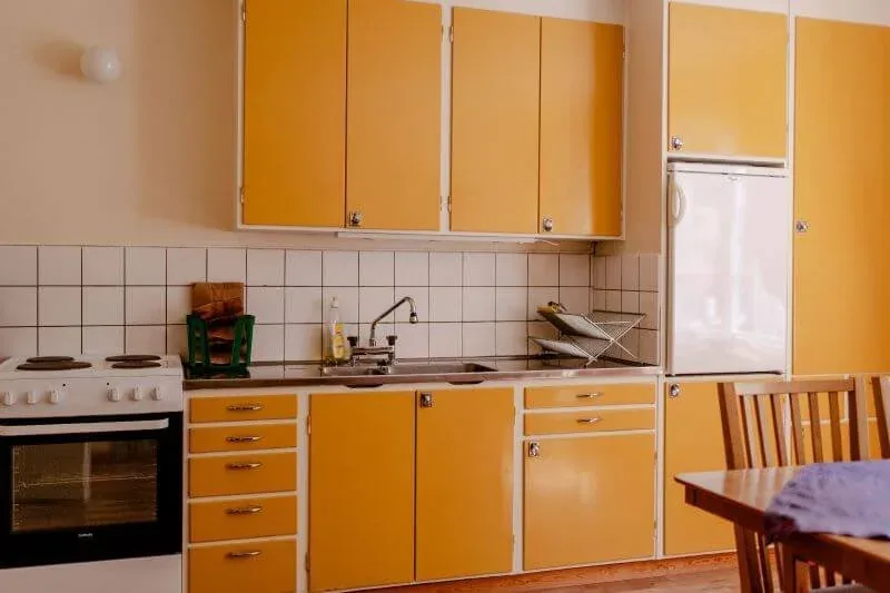 Küche mit gelben Schränken