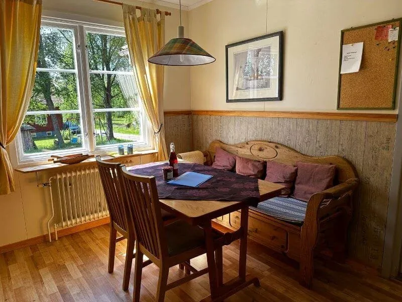 Esszimmer mit Eckbank und Fenster