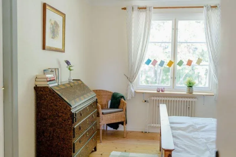 Zimmer mit Schreibtisch und Fenster