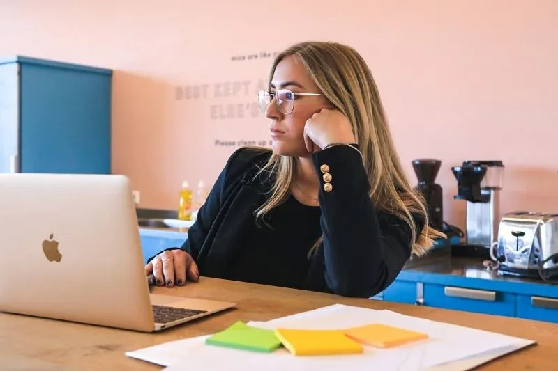 Frau arbeitet am Laptop